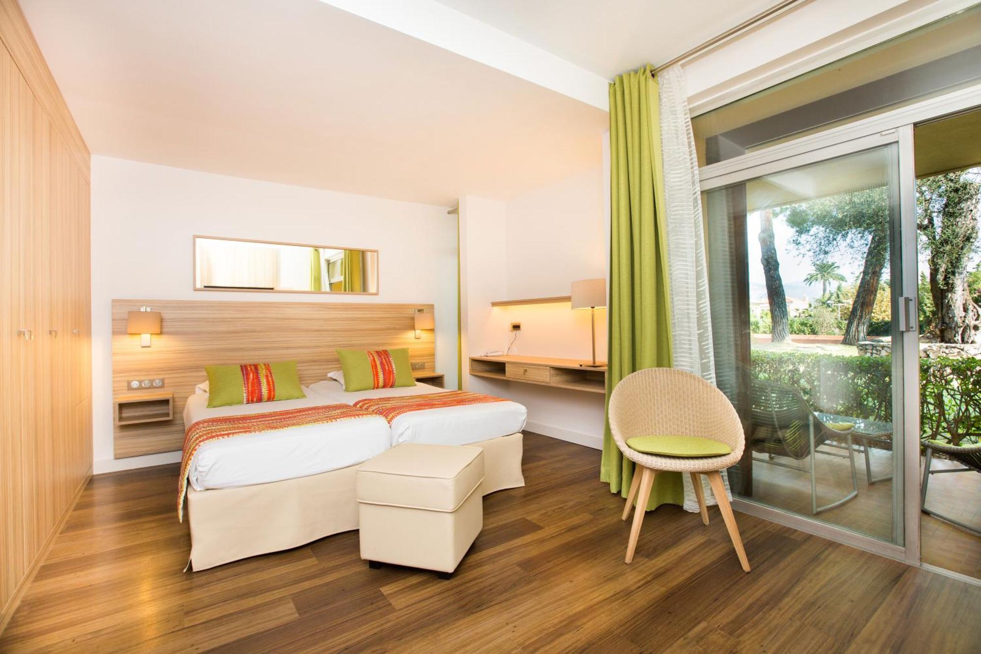 Family Room with terrasse or balcony,255858697:JPEG